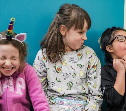 Tres de nuestros estudiantes de teatro riéndose.
