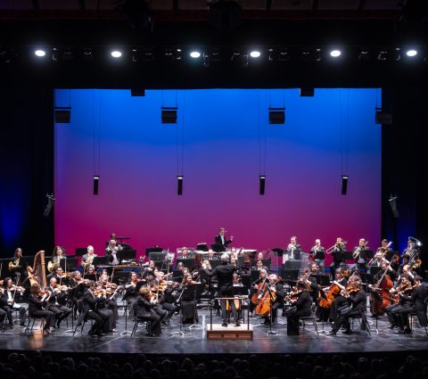 El Director Musical Daniel Raiskin con la OSM en un Concierto 2024/25 (Foto de Matt Duboff).