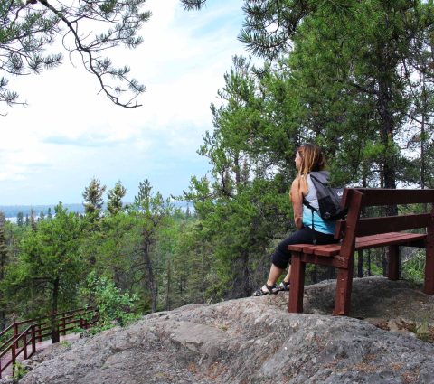 Mirando sobre el valle a lo largo de la ruta de senderismo en Bakers Narrows Campground