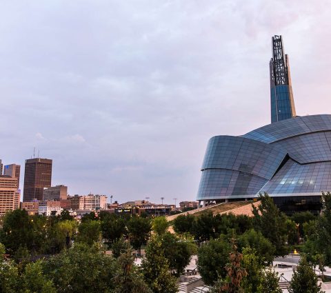 El horizonte de Winnipeg con el Museo Canadiense de Derechos Humanos al atardecer