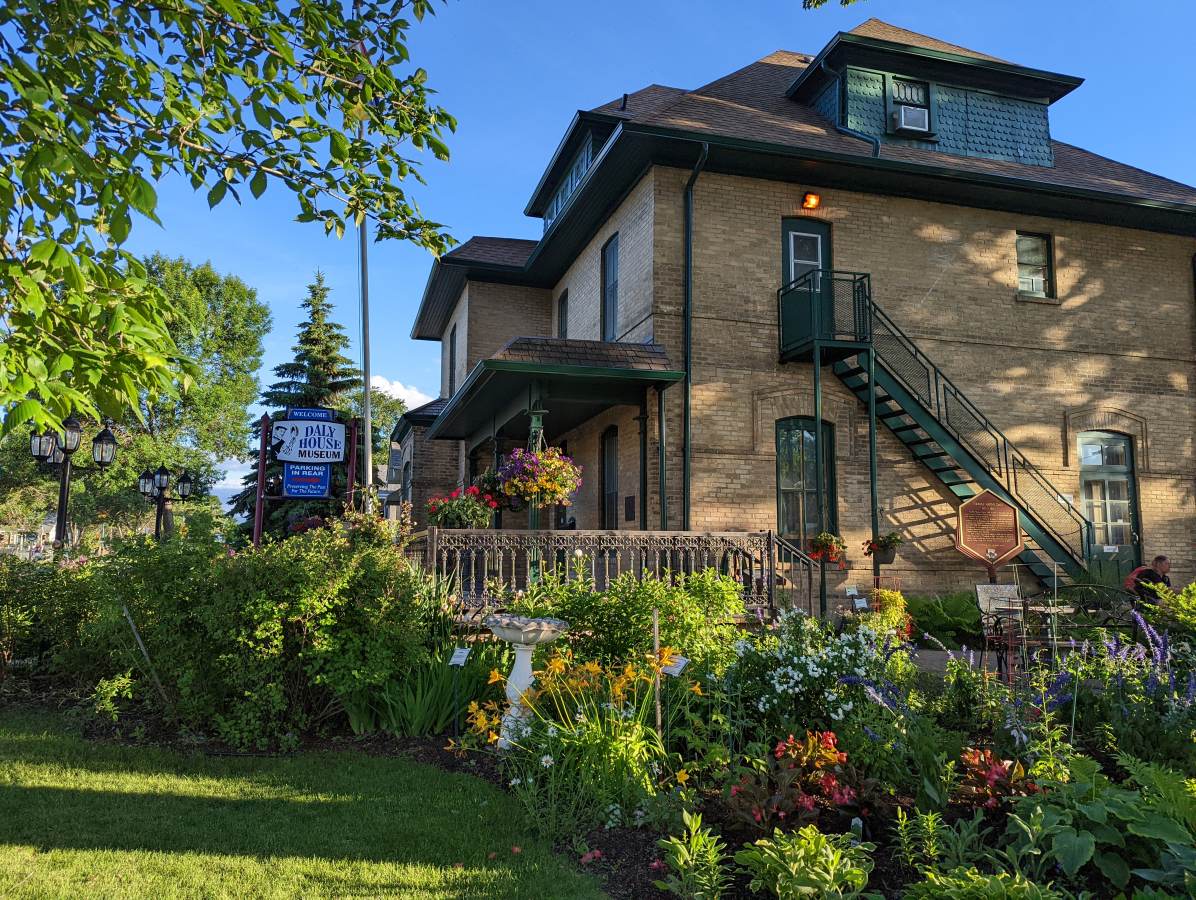 Rosser Gardens Brandon Mb Fasci Garden