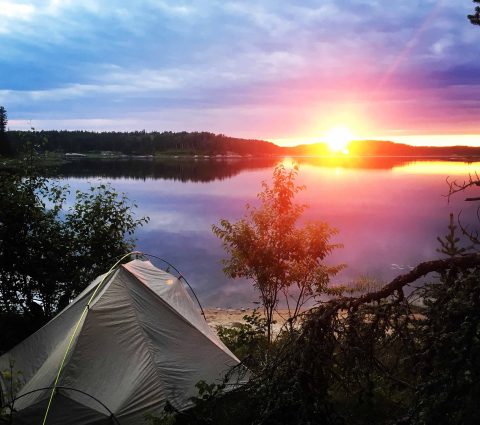 Contemplando la puesta de sol desde la tienda del Parque Provincial de Atikaki
