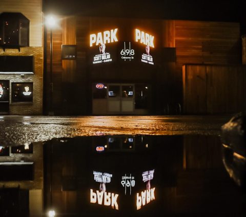 Exterior del parque de noche