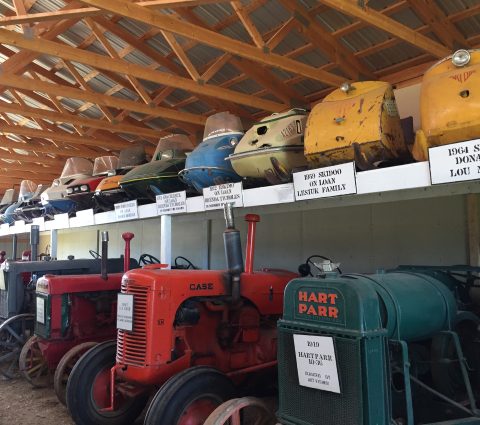 Hangar à tracteurs avec présentoir pour motoneiges