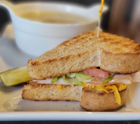Bocadillo tostado de pavo al pesto cremoso