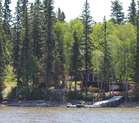 Mirando a la orilla arbolada del hermoso Lago Paint