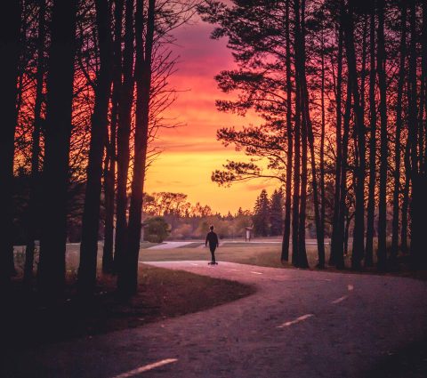 Chica patinando en Birds Hill Park al atardecer