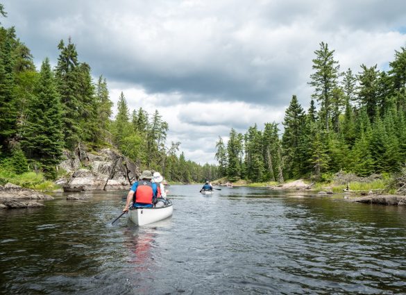 Canoas de remo en el lago de Nopiming