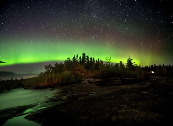 Auroras boreales sobre el río Poplar