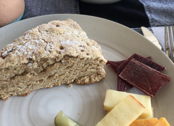 Ein Teller mit Bannock, Käse, Dörrfleisch und Gurken