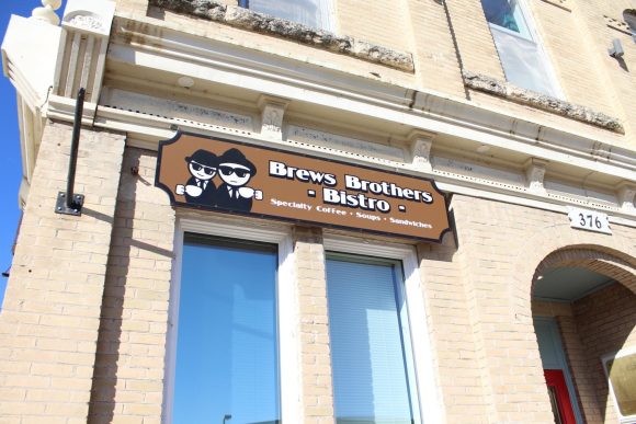 Brews Bros Bistro: Un delicioso destino culinario en Neepawa, Manitoba, que ofrece cervezas y sabores excepcionales.