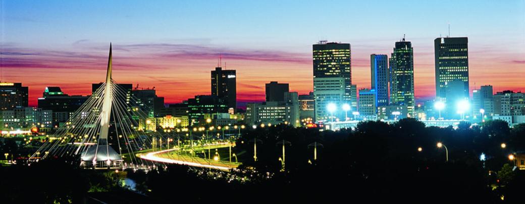Das Stadtbild der Downtown-Brücke von Winnipeg, eine faszinierende Mischung aus moderner Architektur und urbanem Charme.