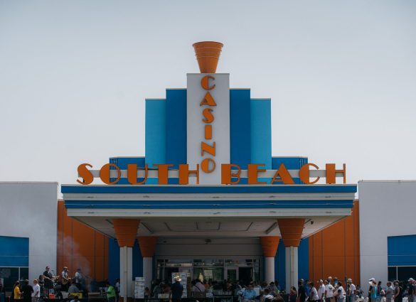 Puerta de bienvenida a un sinfín de entretenimiento y emoción, con el pintoresco telón de fondo de la playa sur de Manitoba.