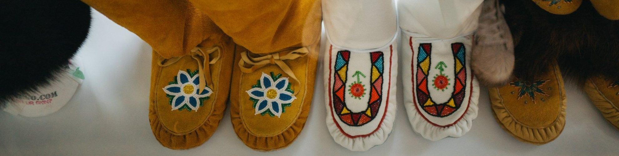 Cree Ations botas culturales de varios colores.