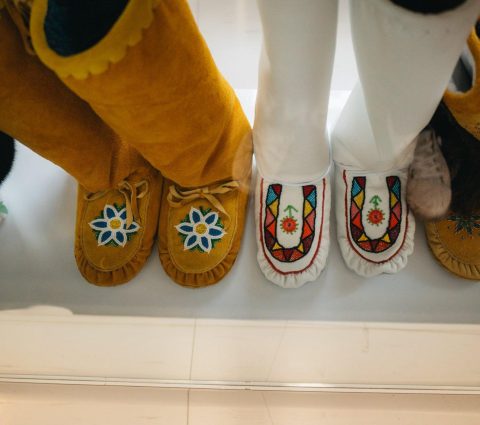 Cree Ations iba't ibang kulay na cultural boots.