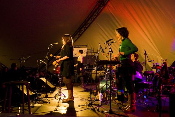 Chic Gamine actuando bajo una carpa en el Festival du Voyageur.