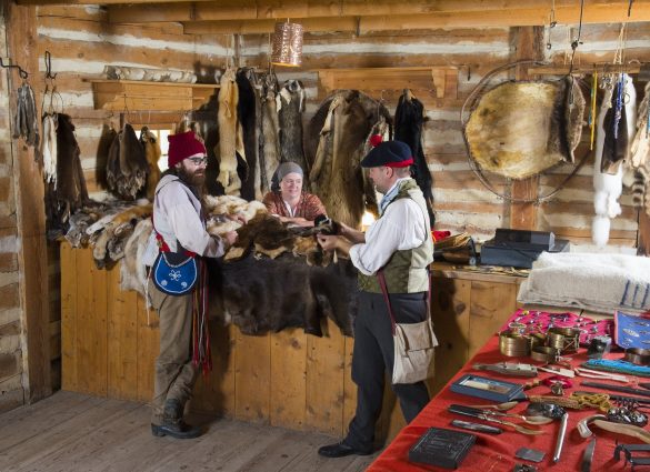 Comerciantes de pieles discutiendo sus pieles en Fort Gibraltar