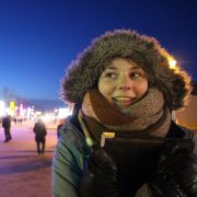 Gros plan sur le visage d'une jeune femme par une froide journée d'hiver à Winnipeg, avec un capuchon  en fourrure et un foulard.