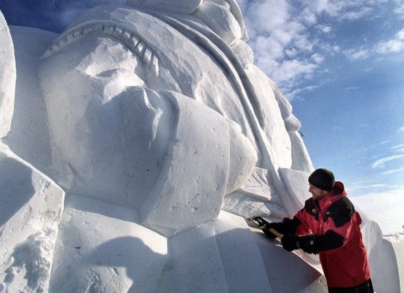 Escultura de nieve del Fuerte Gibraltar de un vikingo cultural sentado.