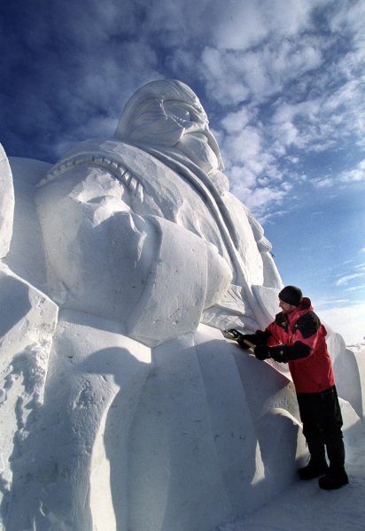 Escultura de nieve del Fuerte Gibraltar de un vikingo cultural sentado.