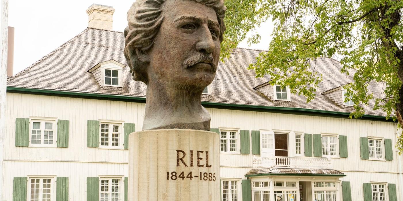Eine Statue des Kopfes von Louis Riel (mit der Aufschrift Riel 1844 - 1885) vor dem Museum Le Musée de Saint-Boniface