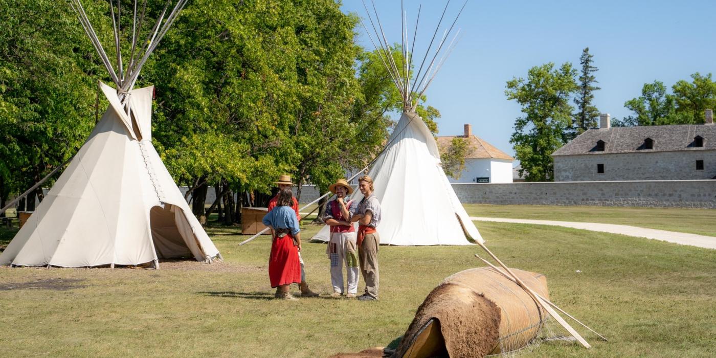 Bajo Fort Garry: Un rico patrimonio cultural con tipis y visitantes.