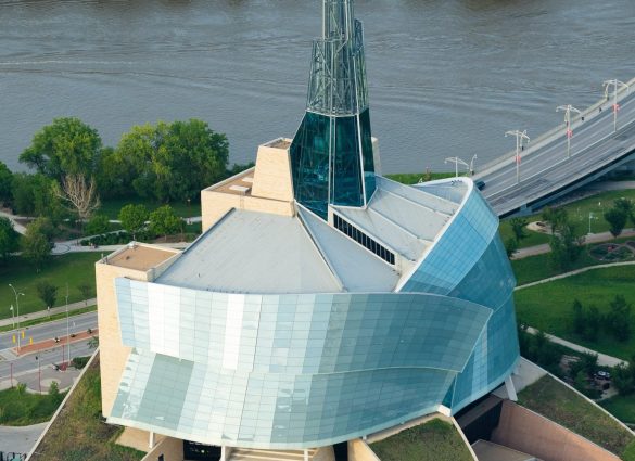 Vista aérea del Museo de Derechos Humanos en un día despejado.