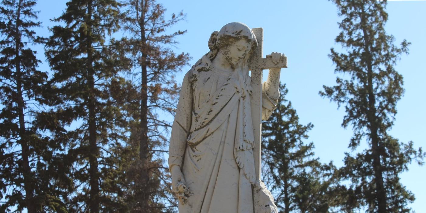 El icónico monumento del Ángel de Piedra de Neepawa es un conmovedor símbolo de amor y recuerdo en el corazón del paisaje de la ciudad.