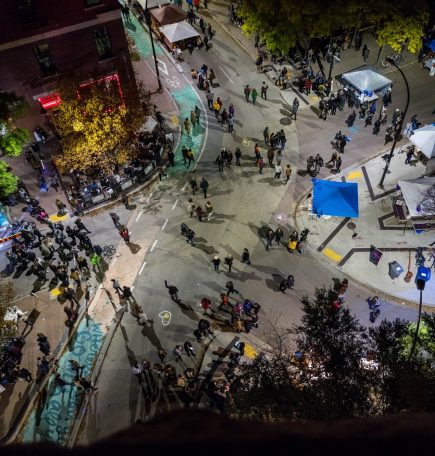 Multitud de personas vistas desde arriba en las calles del Exchange District de Winnipeg con motivo de la Noche en Blanco.