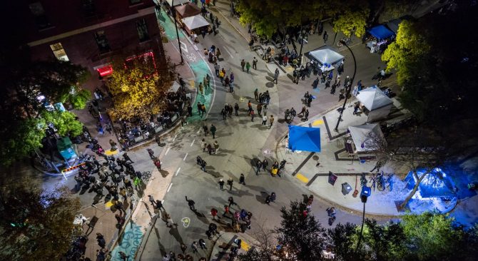 Menschenmassen auf den Straßen des Exchange District in Winnipeg anlässlich der Nuit Blanche von oben gesehen.