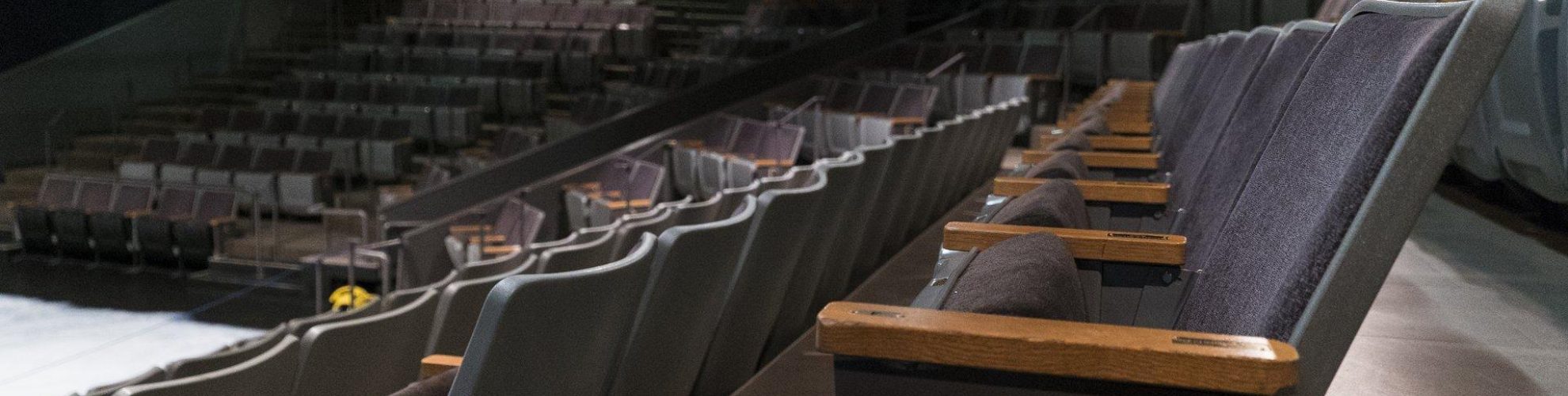 Asientos vacíos en el Teatro de la Pradera, la calma antes de la tormenta.