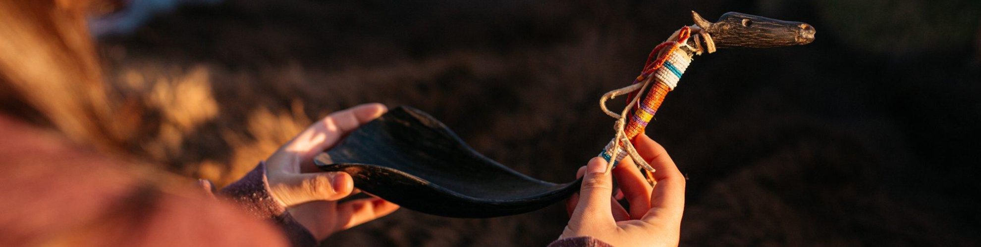 Cazo indígena tallado a mano con cabeza de bisonte y mango decorativo de cuentas