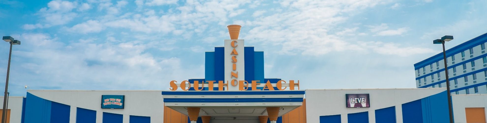 Der blau-orange-weiße Eingang des Southbeach Casinos.