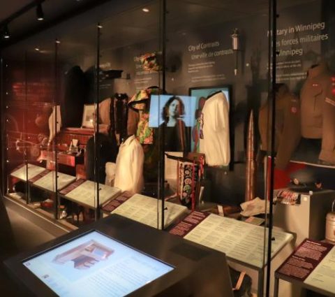 La boîte d'exposition d'antiquités du Musée de Winnipeg offre un aperçu captivant de l'histoire, préservant le passé pour les générations à venir.