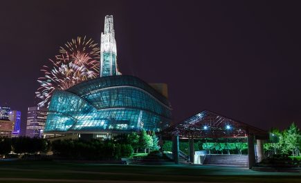 Fuegos artificiales detrás del Museo Canadiense de Derechos Humanos a última hora de la tarde para iluminar el cielo.