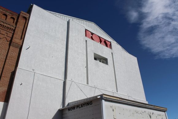 Vista exterior del Roxy Theatre de Winnipeg, cautivadoras representaciones que invitan al público a experimentar la magia del cine.