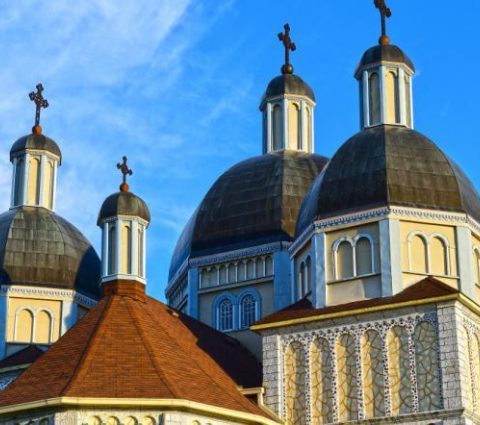 Les toits de l'église de l'Immaculée Conception de Cooks Creek, dont l'architecture complexe se découpe sur le ciel.