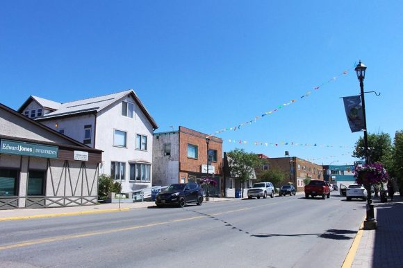 La soleada calle principal de Flin Flon: Vibrante, encantadora y llena de vida.
