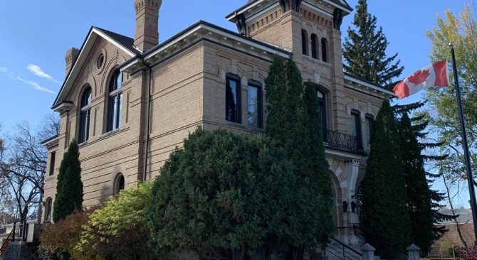 Mirando a lo largo de un sendero en el Palacio de Justicia de Neepawa en un día claro de otoño.