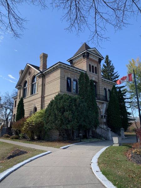 Mirando a lo largo de un sendero en el Palacio de Justicia de Neepawa en un día claro de otoño.