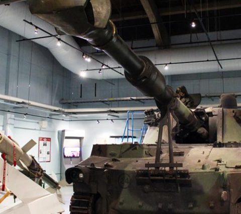 Une fusée et un char d'assaut côte à côte, illustrant les merveilles de l'ingénierie moderne pour l'exploration spatiale et la mobilité terrestre.