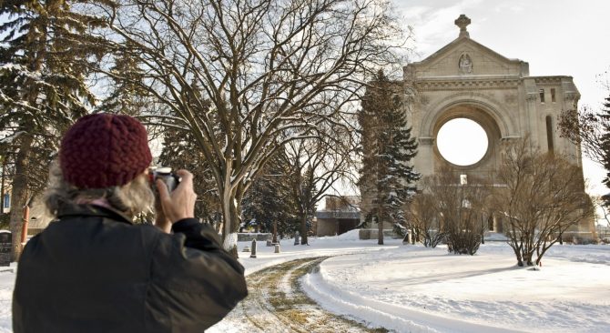 Una persona toma una foto de la catedral de San Bonifacio en invierno desde la distancia.