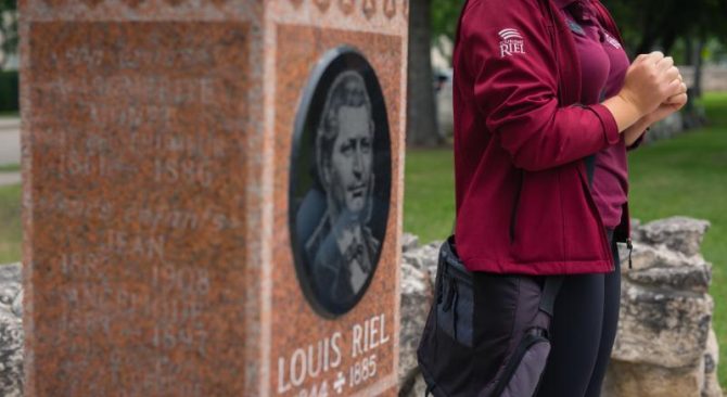 La pierre tombale de Louis Riel, un hommage solennel à une figure centrale de l'histoire canadienne, symbolisant son héritage durable.