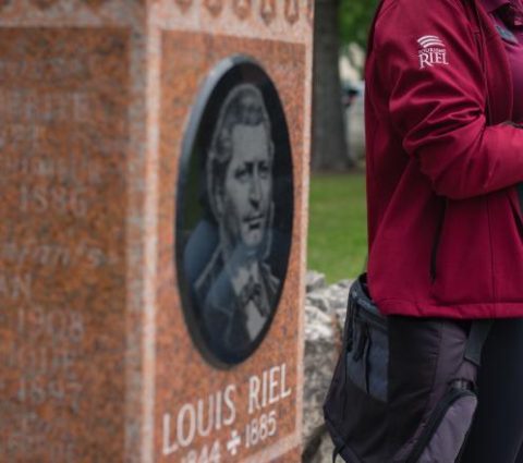 La pierre tombale de Louis Riel, un hommage solennel à une figure centrale de l'histoire canadienne, symbolisant son héritage durable.