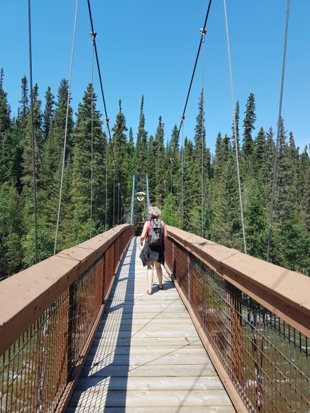Überqueren einer Hängebrücke: Ein aufregendes Abenteuer inmitten einer atemberaubenden Naturlandschaft und hochgelegenen Pfaden.