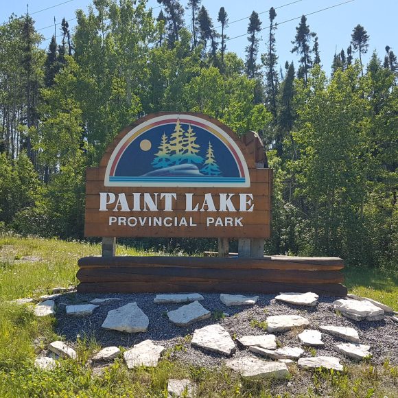 Schild des Paint Lake Provincial Park: Das Tor zur ruhigen Wildnis und zum Abenteuer in Manitobas natürlicher Schönheit.