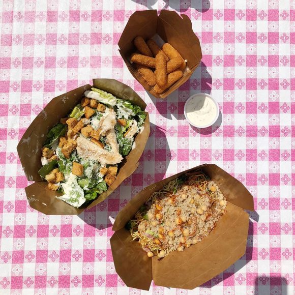 Picknick-Tisch Vielfalt isst: Eine köstliche Auswahl an kulinarischen Köstlichkeiten, die inmitten der Natur genossen werden können.