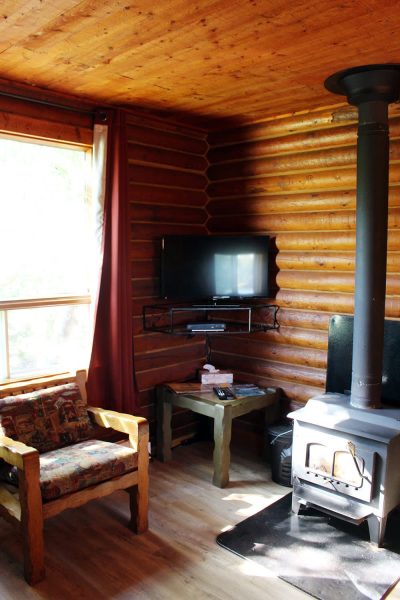 Bakers Narrows Lodge: Die gemütliche Wärme eines knisternden Holzfeuers verleiht Abenden am Seeufer in Manitobas Wildnis einen besonderen Charme.