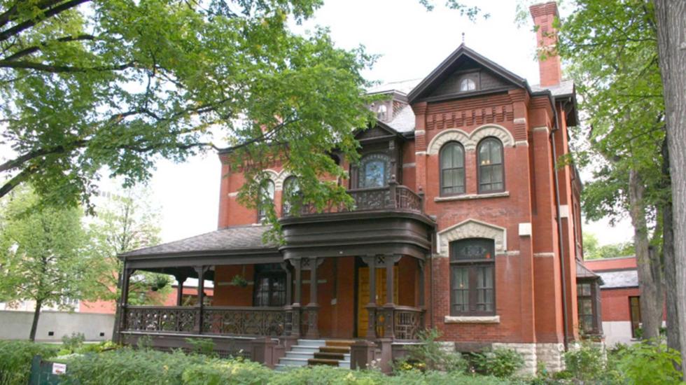 Dalnavert Museum exterior: A glimpse into Victorian elegance and historical preservation in Winnipeg's cultural landscape.