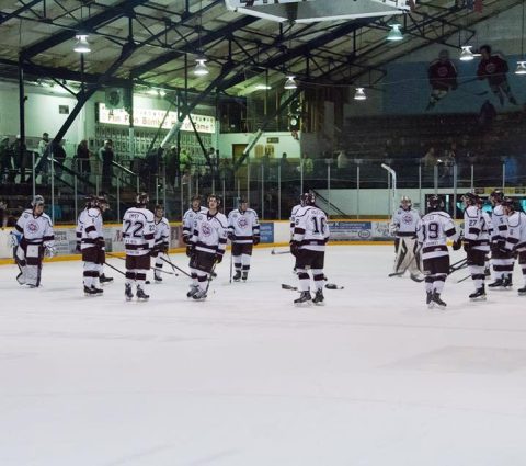 Eine Eishockeymannschaft beim Aufwärmen vor einem Spiel.
